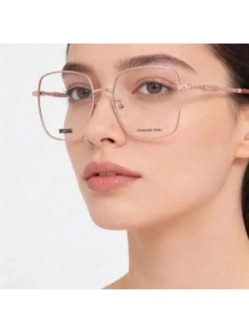 Moschino model mos615